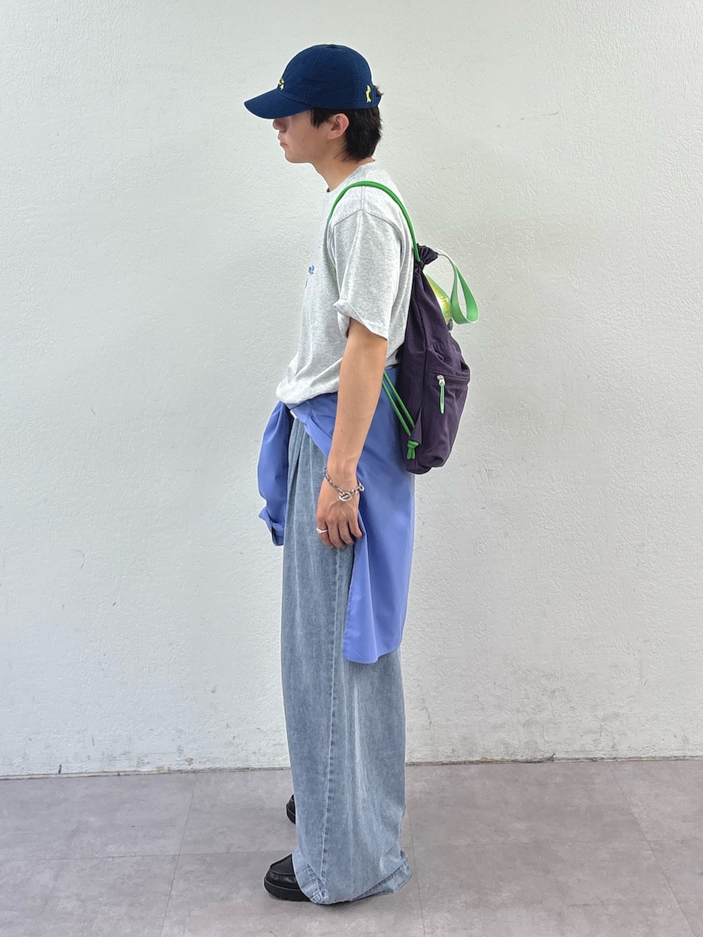 グレー系のTシャツ/カットソー、パープル系のバックパック/リュック、ブルー系のシャツ/ブラウスを着用したメンズの夏コーディネートの2枚目の写真