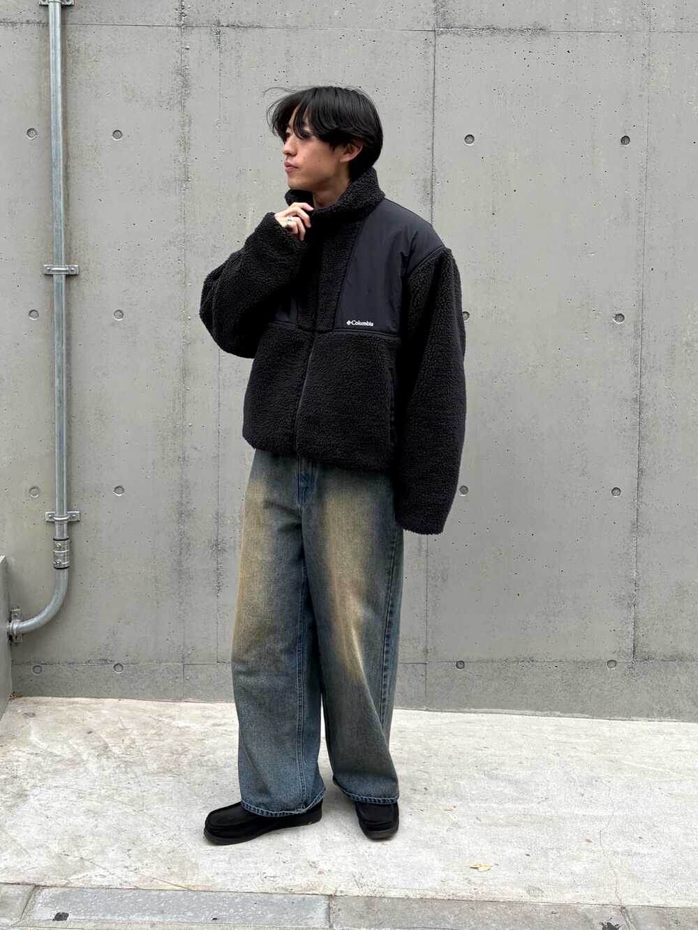 ホワイト系のニット/セーター、ブラック系のブルゾン、ブルー系のデニムパンツを着用したメンズの冬コーディネートの2枚目の写真