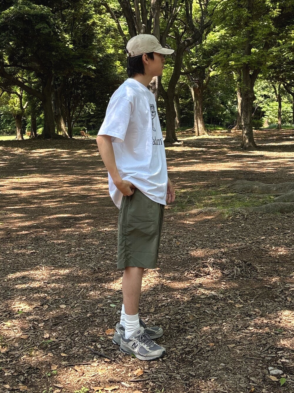 ホワイト系のTシャツ/カットソー、グリーン系のその他パンツ、ベージュ系のキャップを着用したメンズの春コーディネートの2枚目の写真