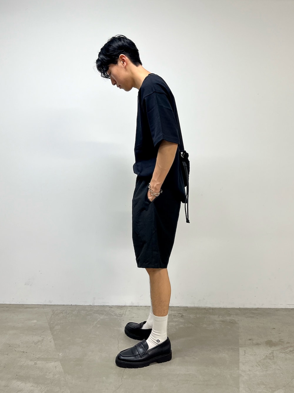 ブラック系のその他パンツ、ブラック系のローファー、ブラック系のTシャツ/カットソーを着用したメンズの夏コーディネートの2枚目の写真