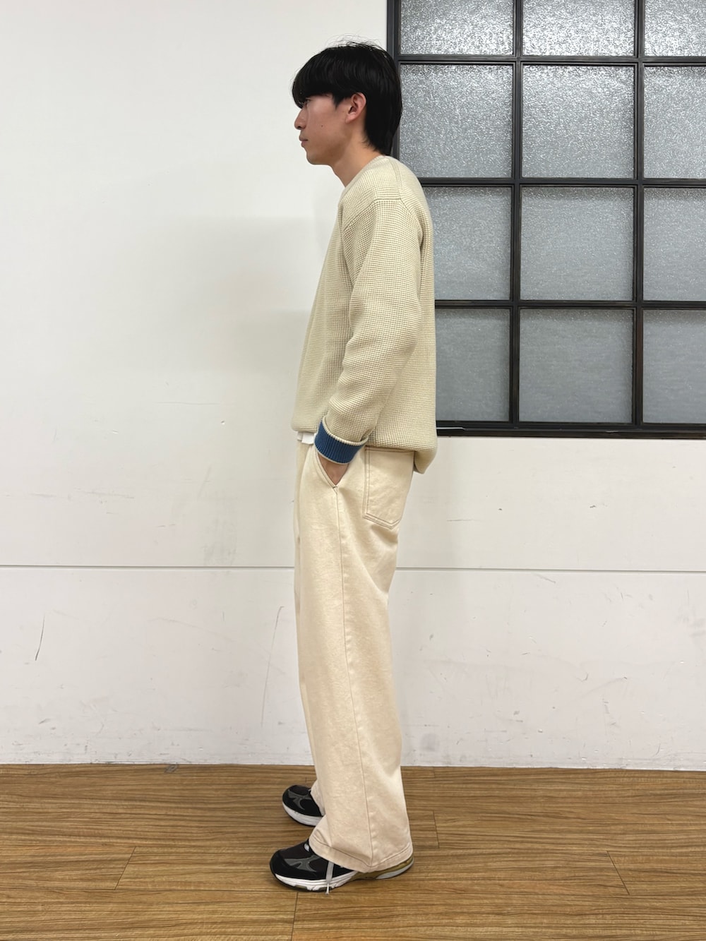 ホワイト系のニット/セーター、ホワイト系のデニムパンツを着用したメンズの冬コーディネートの2枚目の写真