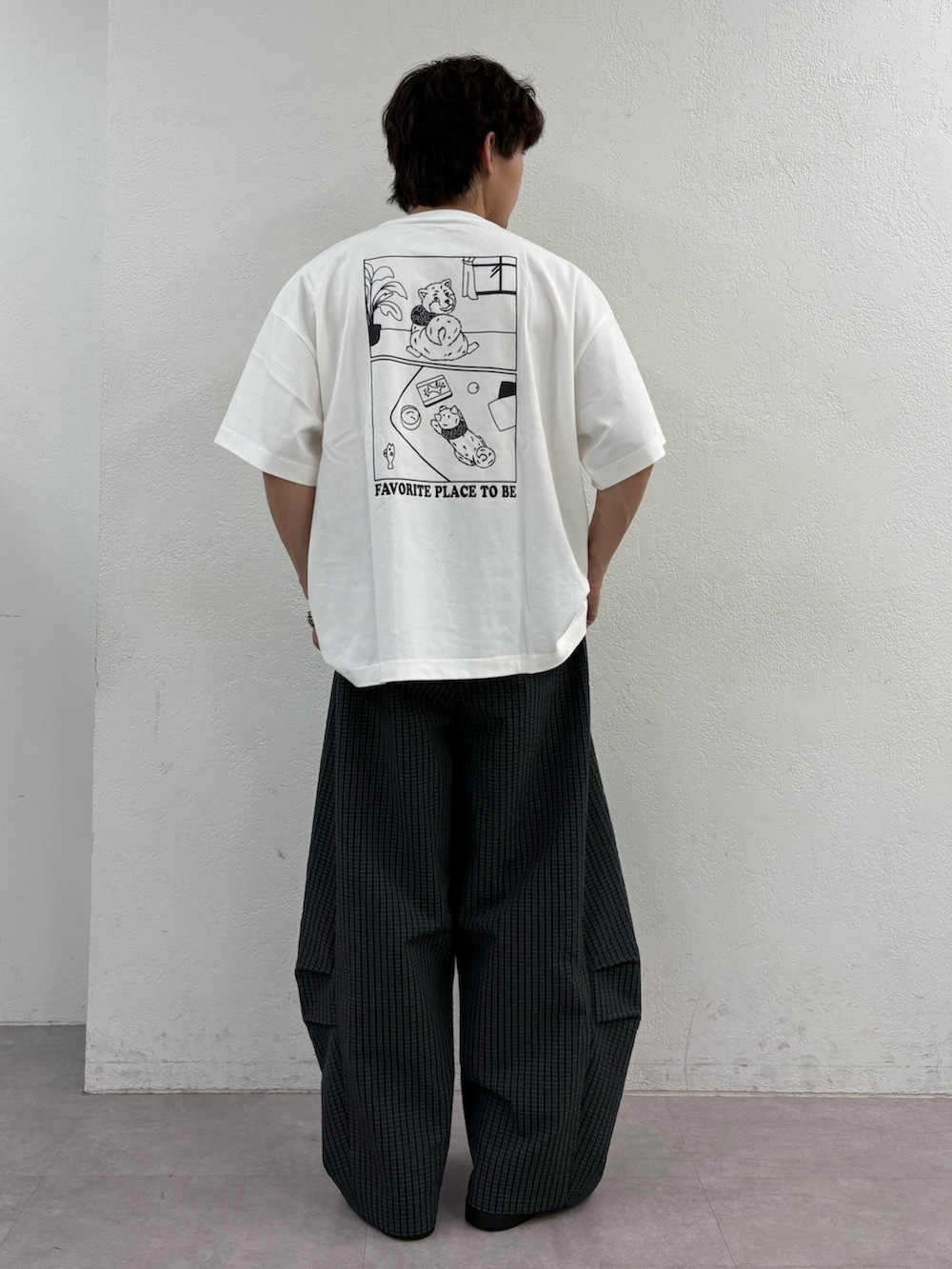 ホワイト系のTシャツ/カットソー、ブラック系のその他パンツを着用したメンズの夏コーディネートの3枚目の写真