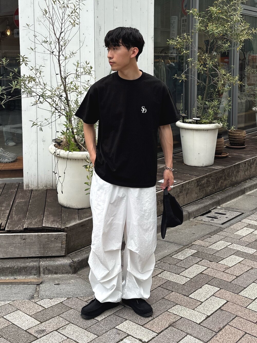 ブラック系のTシャツ/カットソー、ホワイト系のその他パンツを着用したメンズの春コーディネートの2枚目の写真