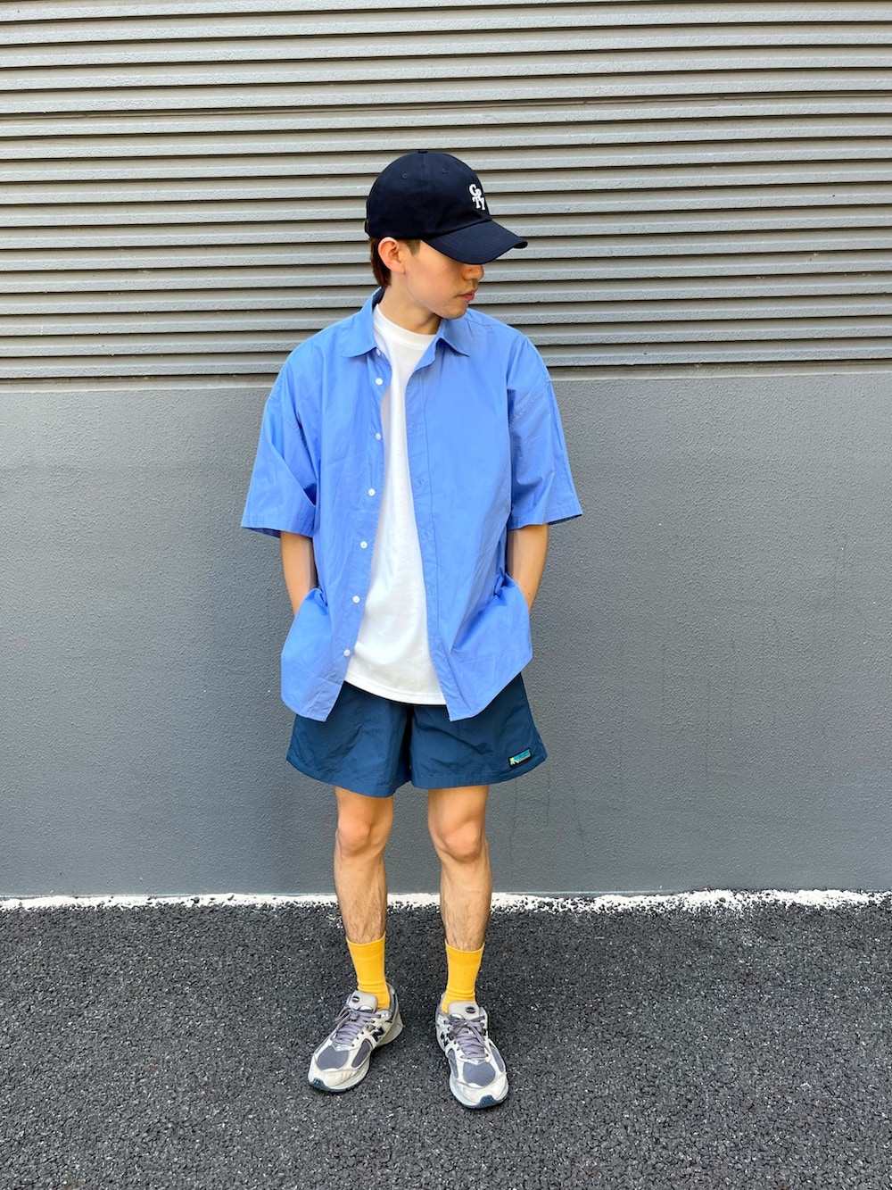 グレー系のスニーカー、ブルー系のシャツ/ブラウス、ホワイト系のTシャツ/カットソーを着用したメンズの夏コーディネートの2枚目の写真