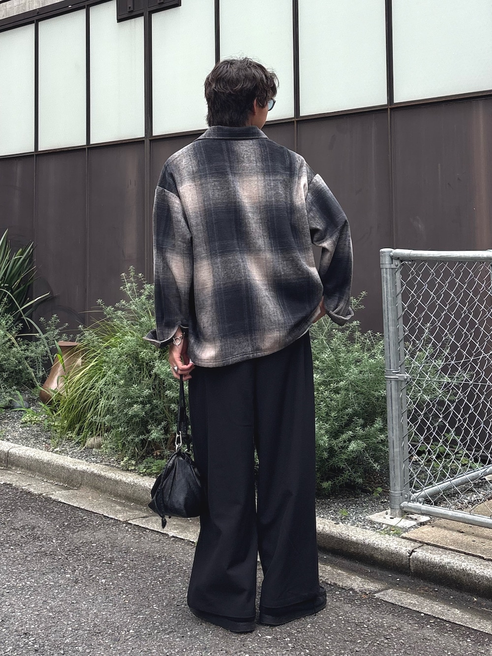 ブラック系のシャツ/ブラウス、ブラック系のスラックス、ブラック系のショルダーバッグを着用したメンズの夏コーディネートの2枚目の写真