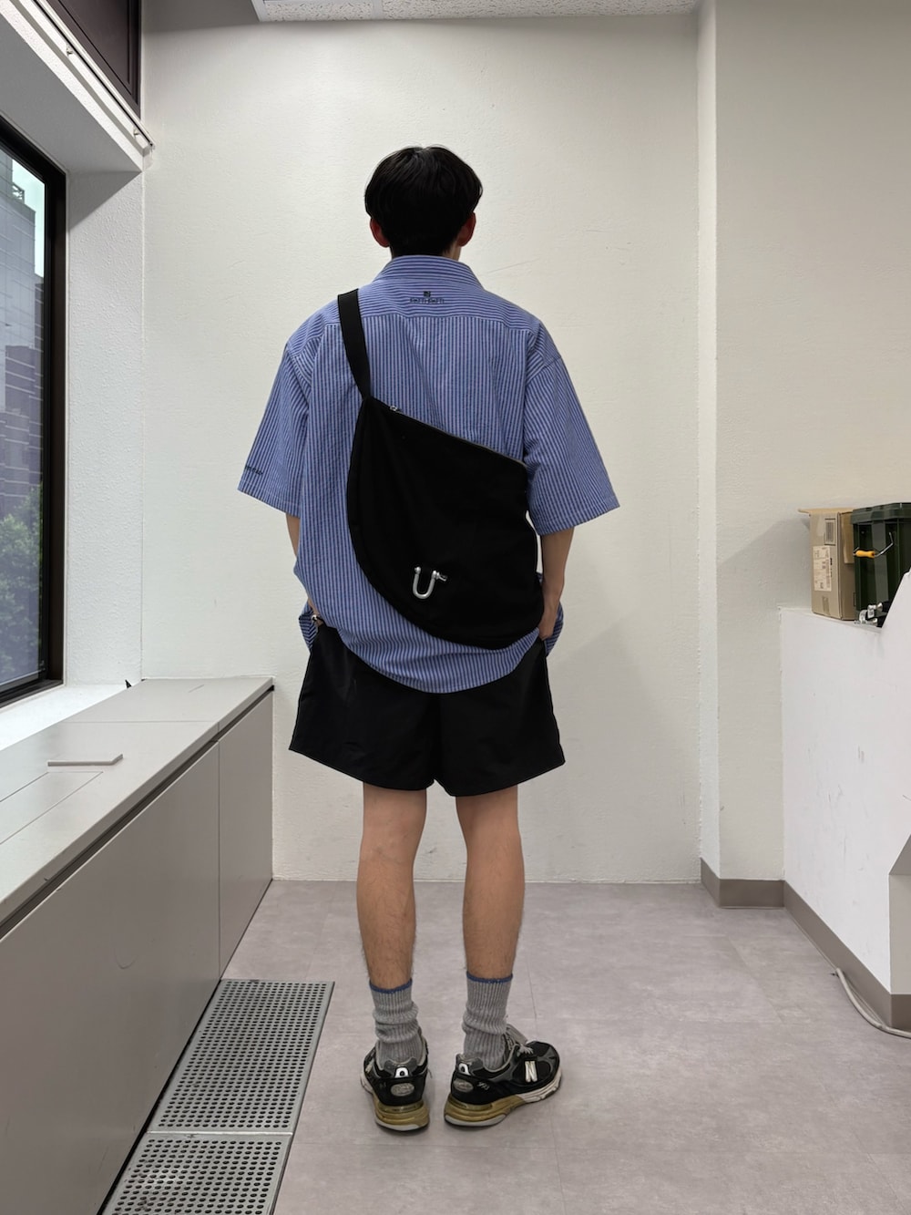 ブラック系のショルダーバッグ、ブルー系のシャツ/ブラウス、ブラック系のその他パンツを着用したメンズの夏コーディネートの3枚目の写真