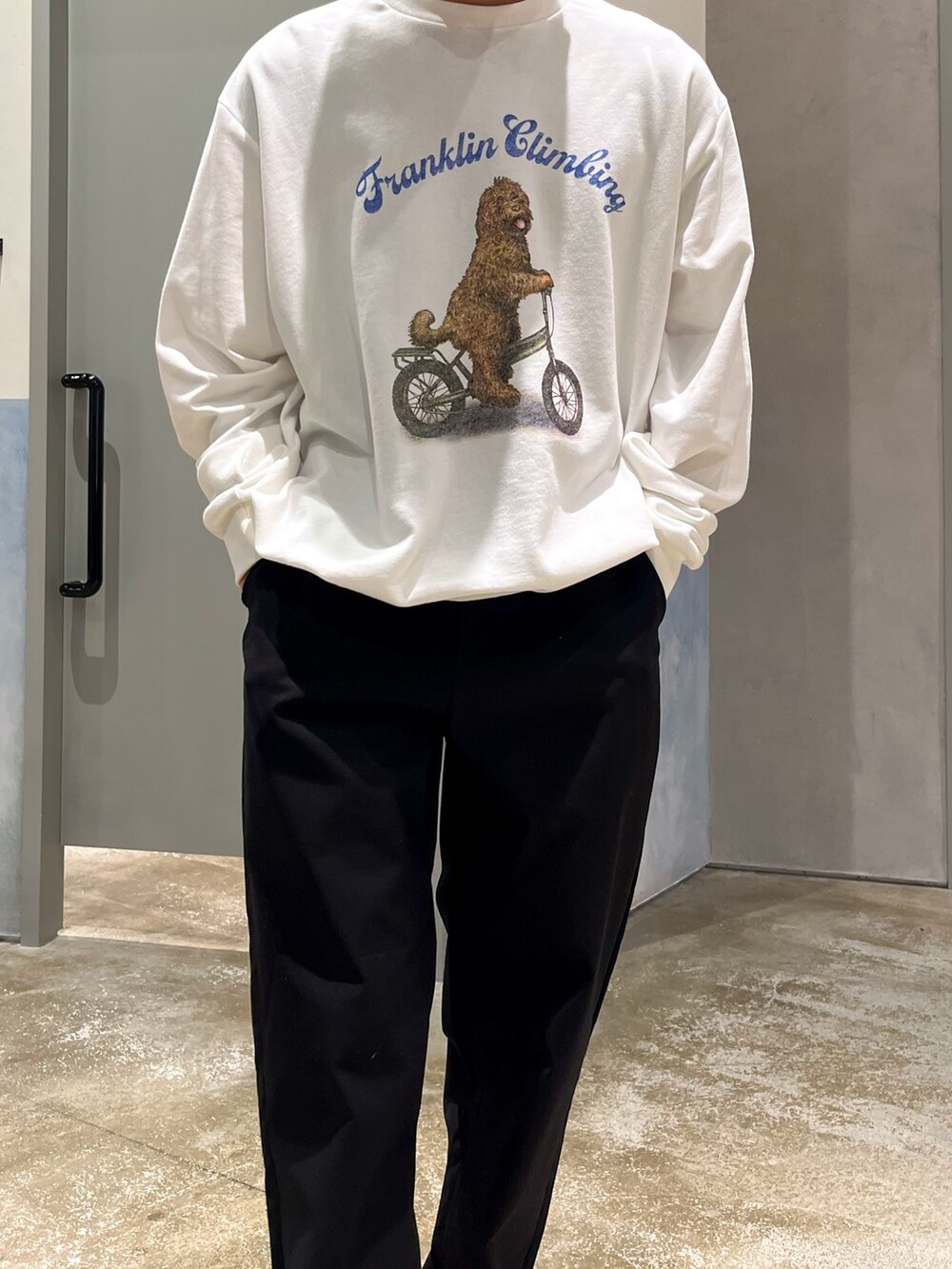 ブラック系のその他パンツ、グレー系のスニーカー、ホワイト系のスウェットを着用したメンズの冬コーディネートの3枚目の写真