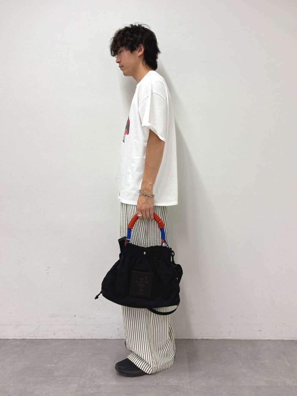 ホワイト系のTシャツ/カットソー、ホワイト系のその他パンツ、ブラック系のトートバッグを着用したメンズの夏コーディネートの2枚目の写真
