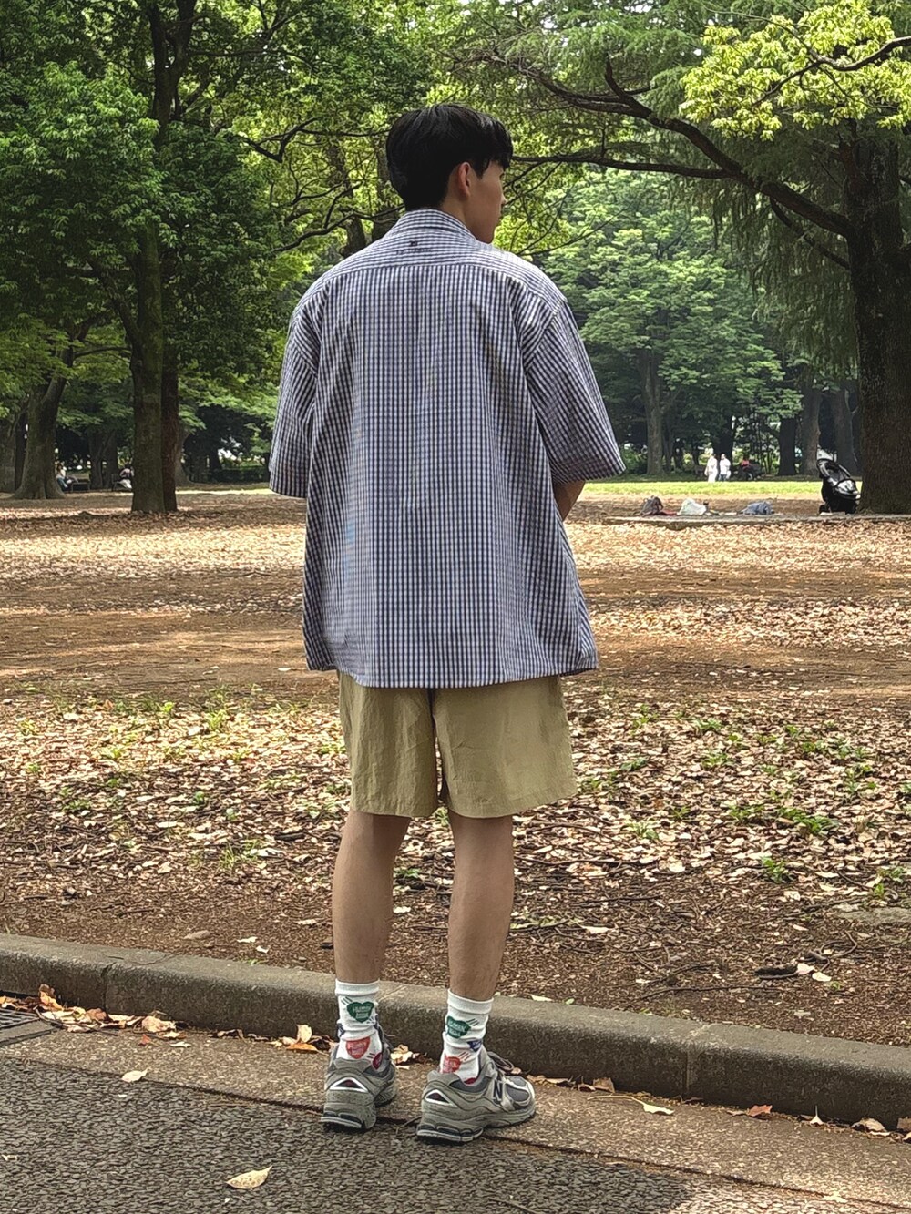 ブルー系のシャツ/ブラウス、ベージュ系のその他パンツを着用したメンズの春コーディネートの2枚目の写真