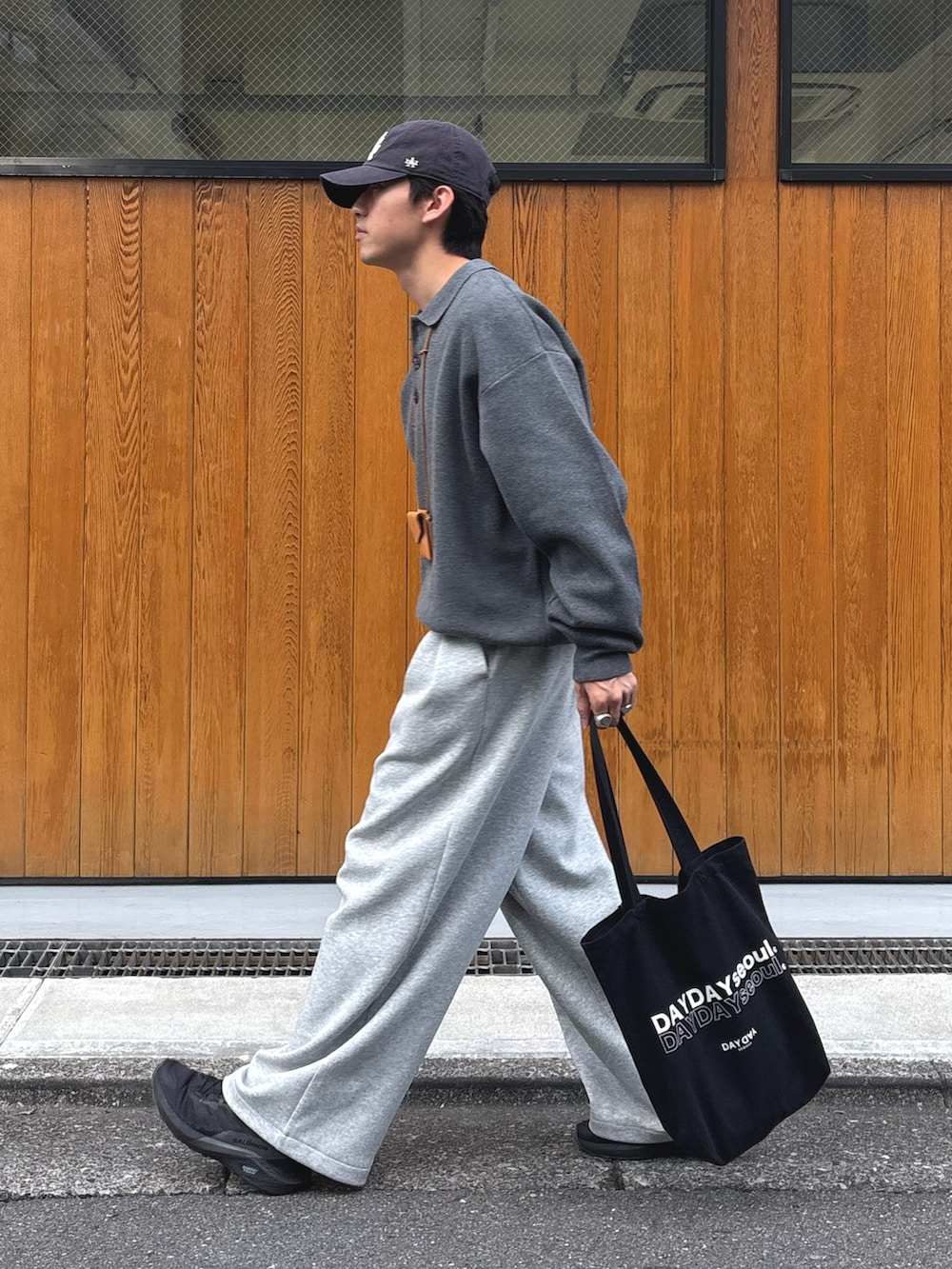 グレー系のニット/セーター、グレー系のその他パンツを着用したメンズの秋コーディネートの2枚目の写真