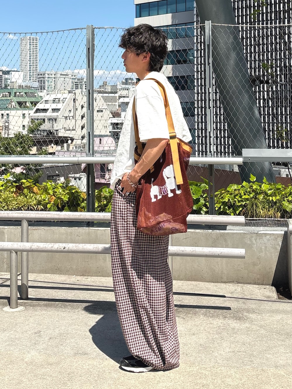 ホワイト系のTシャツ/カットソー、ブラウン系のトートバッグ、ブラウン系のその他パンツを着用したメンズの夏コーディネートの2枚目の写真