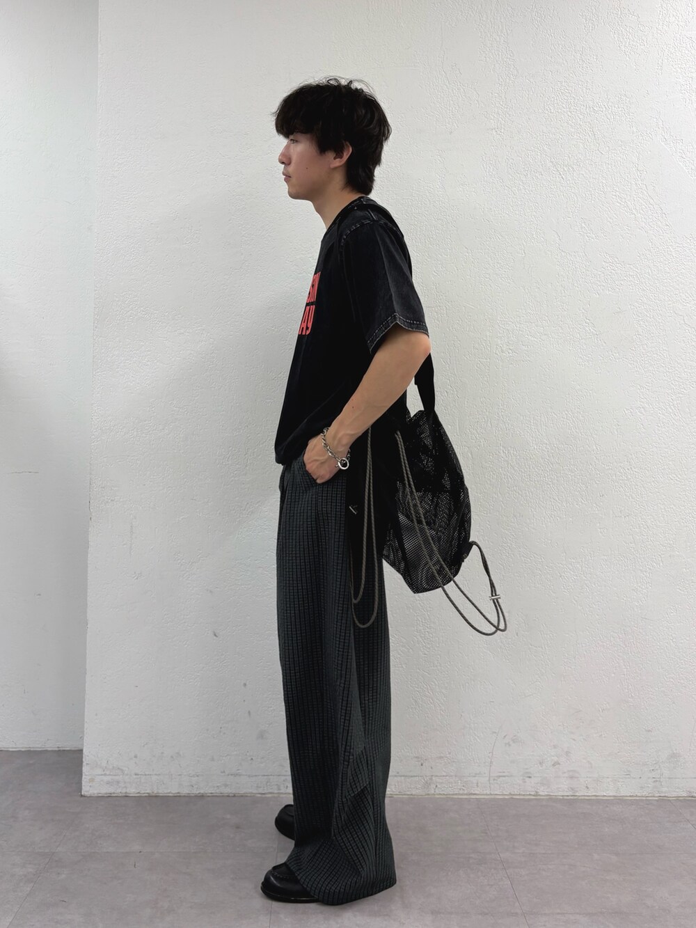 ブラック系のTシャツ/カットソー、ブラック系のトートバッグ、ブラック系のその他パンツを着用したメンズの夏コーディネートの2枚目の写真