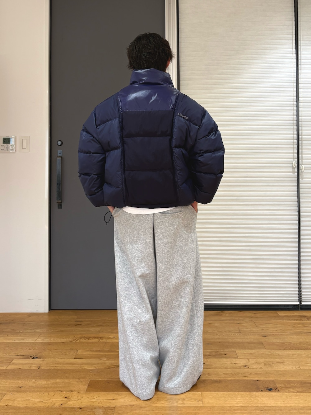 ブルー系のダウンジャケット/コートを着用したメンズの夏コーディネートの3枚目の写真