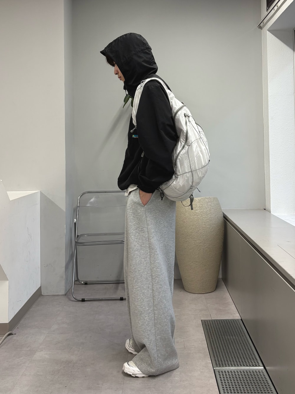 ブラック系のマウンテンパーカーを着用したメンズの春コーディネートの2枚目の写真