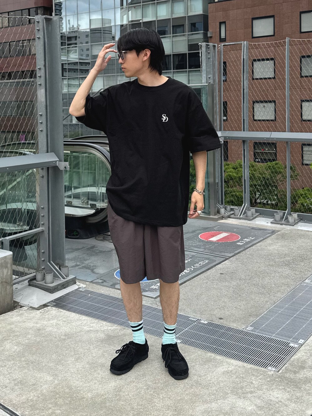 ブラック系のTシャツ/カットソー、グレー系のその他パンツを着用したメンズの春コーディネートの2枚目の写真