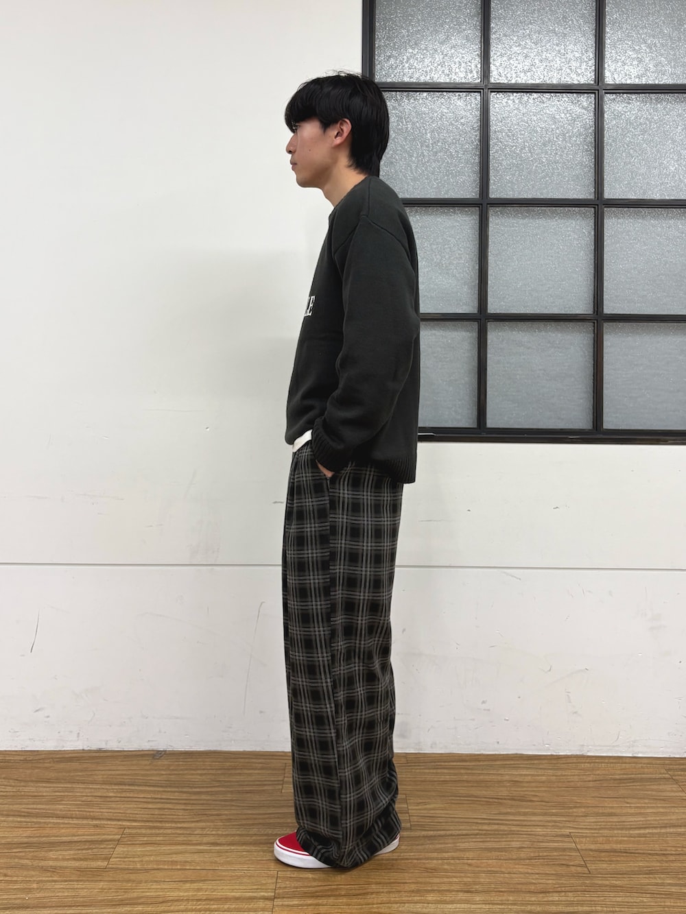 グレー系のニット/セーター、ブラック系のその他パンツを着用したメンズの冬コーディネートの2枚目の写真