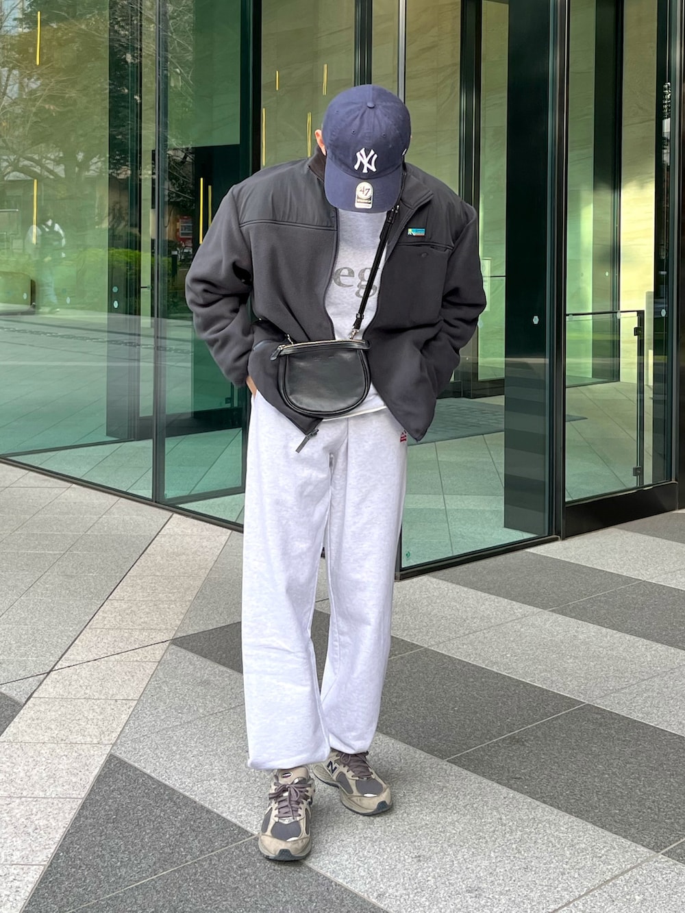 グレー系のスニーカー、グレー系のスウェットパンツ、グレー系のブルゾンを着用したメンズの冬コーディネートの2枚目の写真