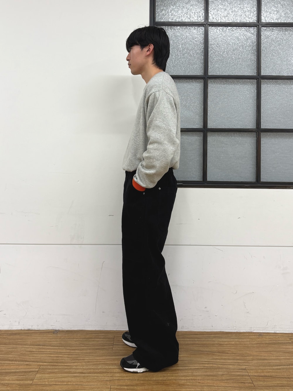 グレー系のニット/セーター、ブラック系のその他パンツを着用したメンズの冬コーディネートの2枚目の写真