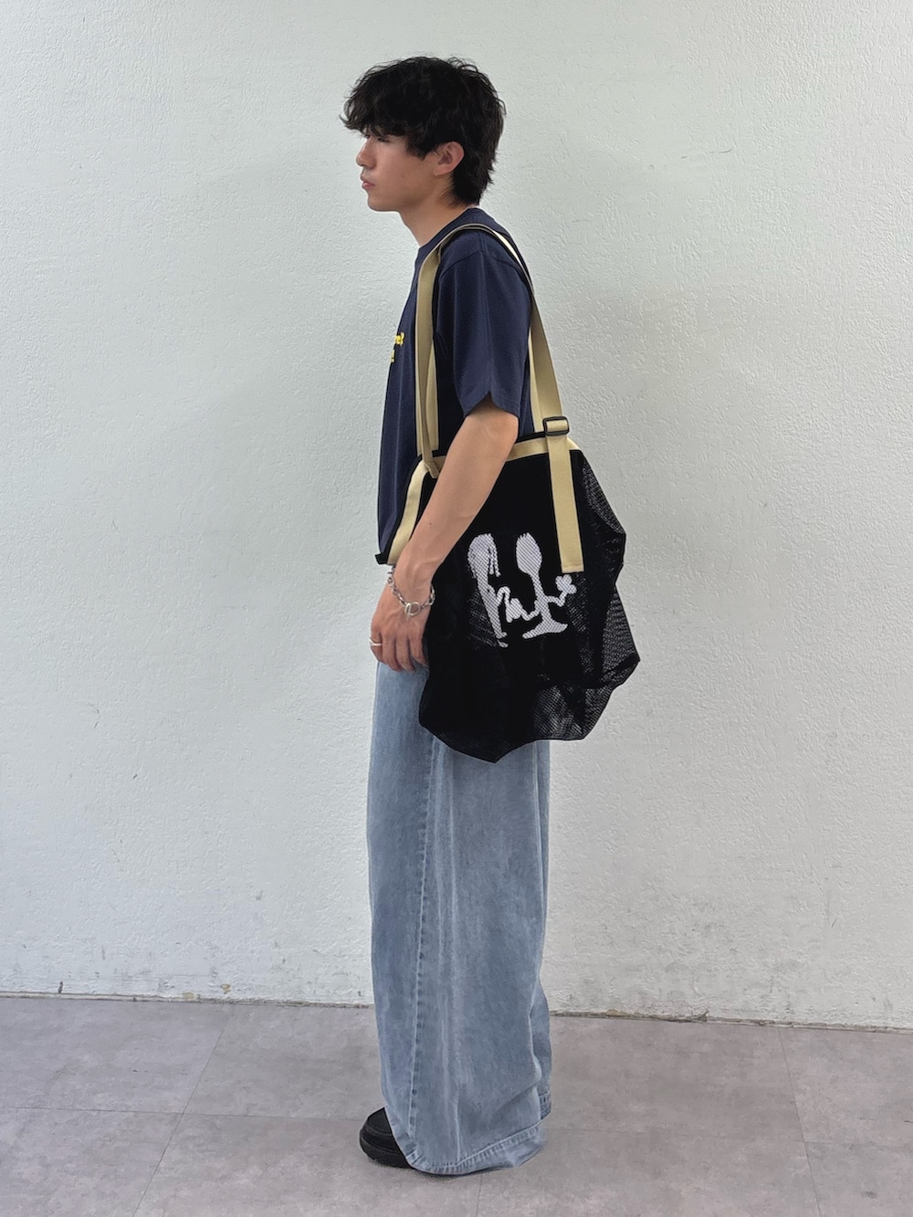 ブルー系のTシャツ/カットソー、ブラック系のトートバッグ、ブルー系のデニムパンツを着用したメンズの春コーディネートの2枚目の写真