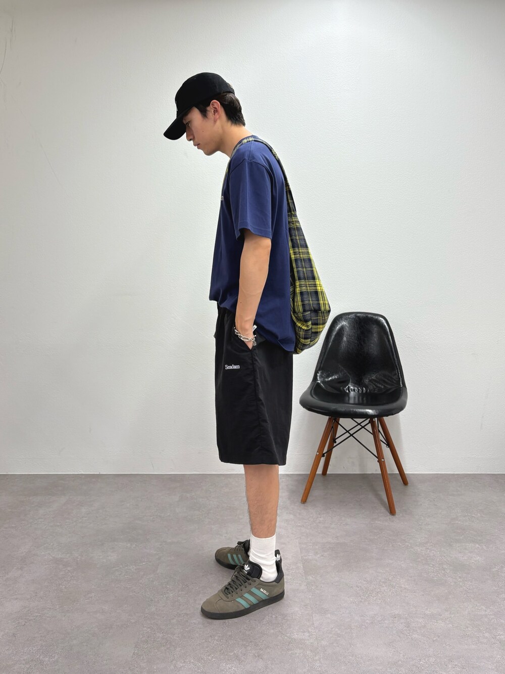 ブルー系のTシャツ/カットソー、イエロー系のショルダーバッグ、ブラック系のその他パンツを着用したメンズの夏コーディネートの2枚目の写真