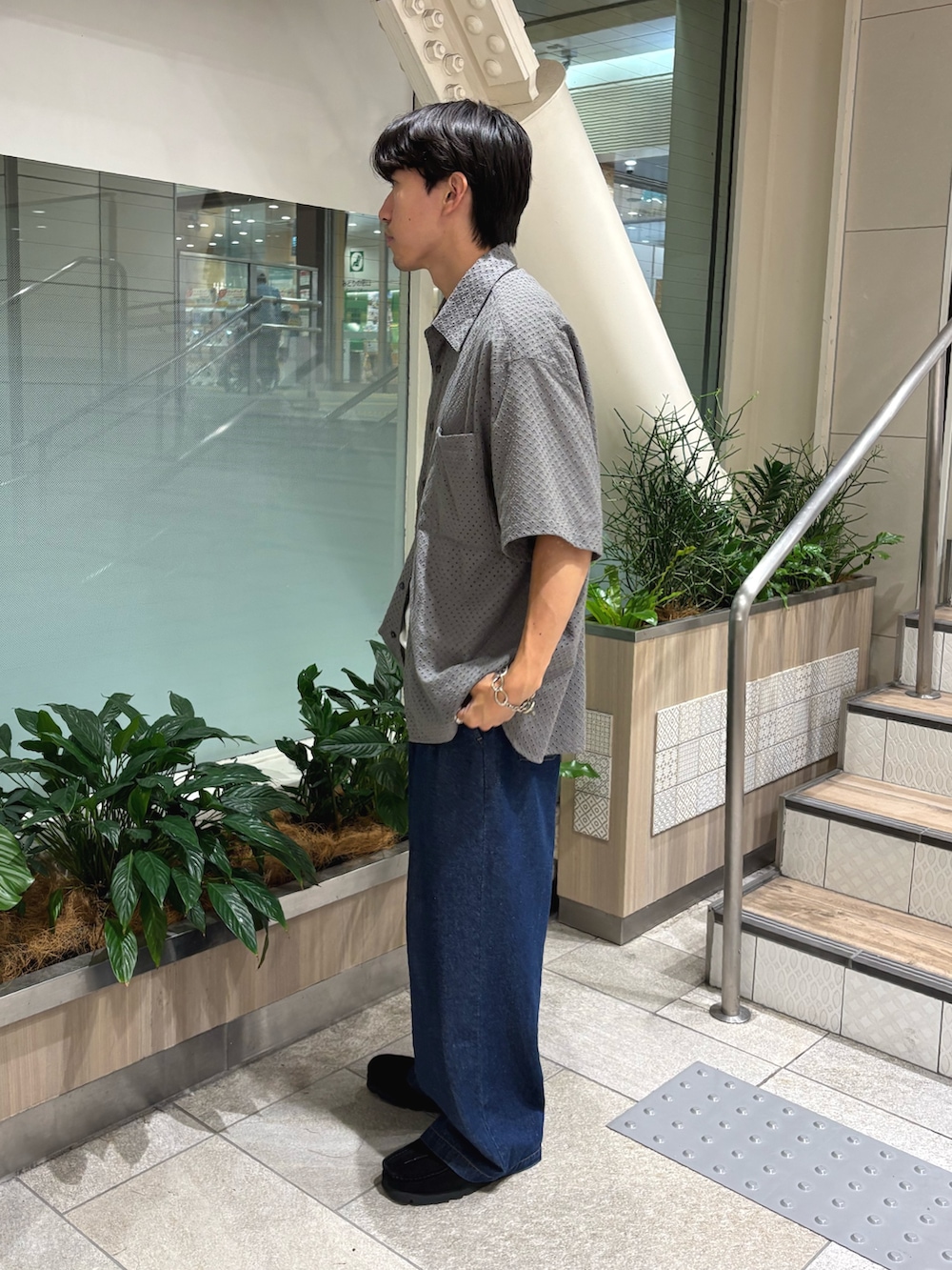 グレー系のシャツ/ブラウス、ブルー系のデニムパンツを着用したメンズの夏コーディネートの2枚目の写真