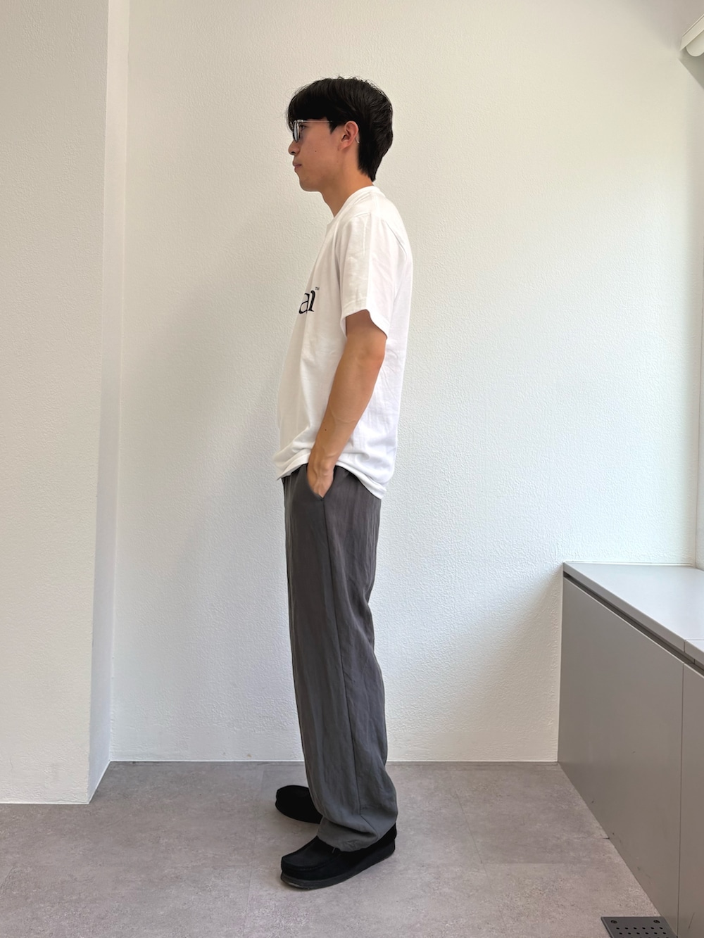 「白Tシャツ、シンプルコーデ、きれいめカジュアル、夏コーデ、プチプラ、お出かけコーデ、デートコーデ、ロゴT、テーマパークコーデ、休日スタイル、夏だ！Tシャツ着よう！、夏服コーデ、大人コーデ、ゆるコーデ、Tシャツコーデ」｜「SEADAMの【SEADAM】〈UNISEX〉ロゴ半袖TEE（Tシャツ/カットソー、ホワイト系）」を使った、ゆいととさん（メンズ・170cm）の夏コーディネートの2枚目の写真