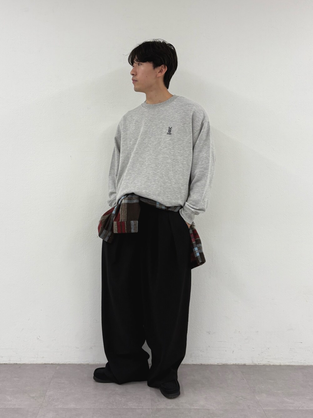 グレー系のスウェット、ブラウン系のシャツ/ブラウス、ブラック系のスラックスを着用したメンズの秋コーディネートの3枚目の写真