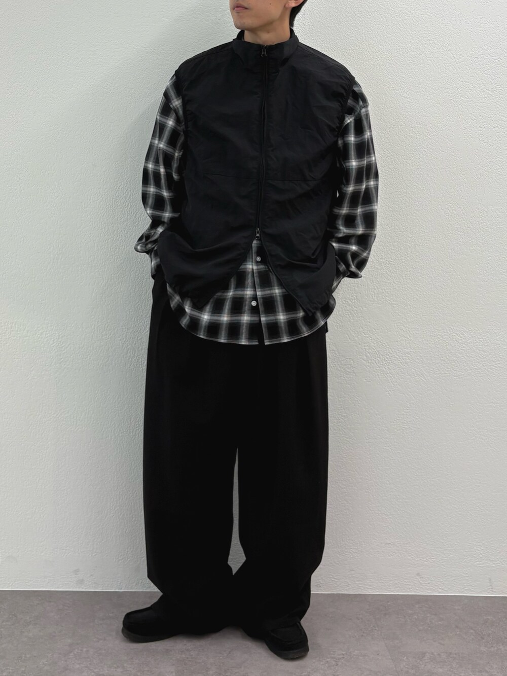 ブラック系のベスト、ブラック系のシャツ/ブラウス、ブラック系のスラックスを着用したメンズの秋コーディネートの3枚目の写真