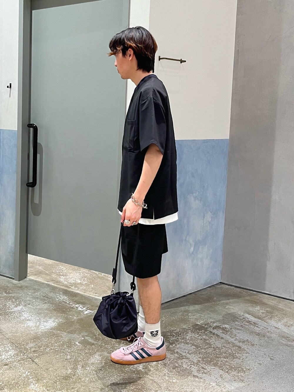 ブラック系のTシャツ/カットソー、ホワイト系のタンクトップ、ブラック系のその他パンツを着用したメンズの夏コーディネートの2枚目の写真