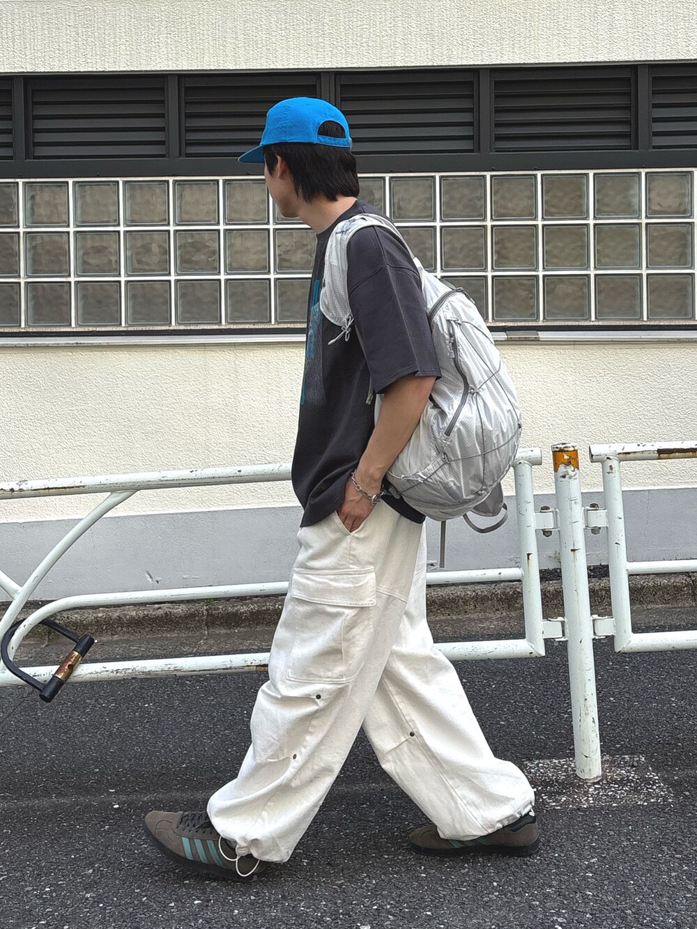 グレー系のTシャツ/カットソー、ブルー系のキャップを着用したメンズの春コーディネートの2枚目の写真