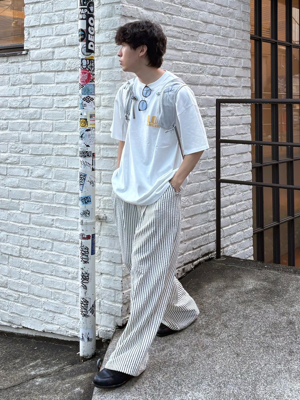 ホワイト系のTシャツ/カットソー、ホワイト系のその他パンツを着用したメンズの春コーディネートの2枚目の写真