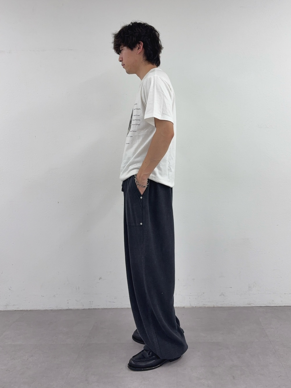 ホワイト系のTシャツ/カットソー、ブラック系のスウェットパンツを着用したメンズの春コーディネートの2枚目の写真