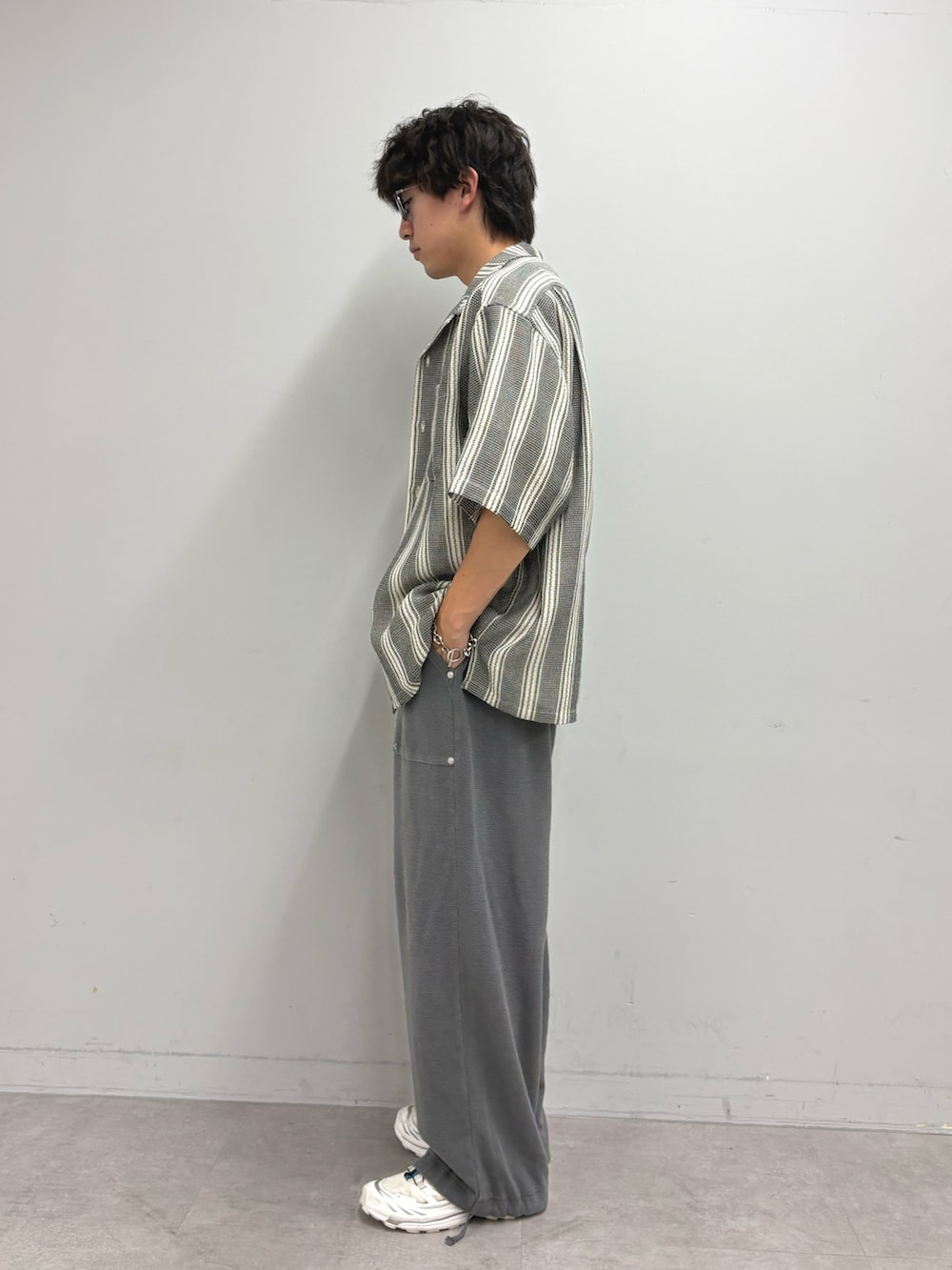 ブラック系のシャツ/ブラウス、ホワイト系のTシャツ/カットソー、グレー系のスウェットパンツを着用したメンズの夏コーディネートの2枚目の写真