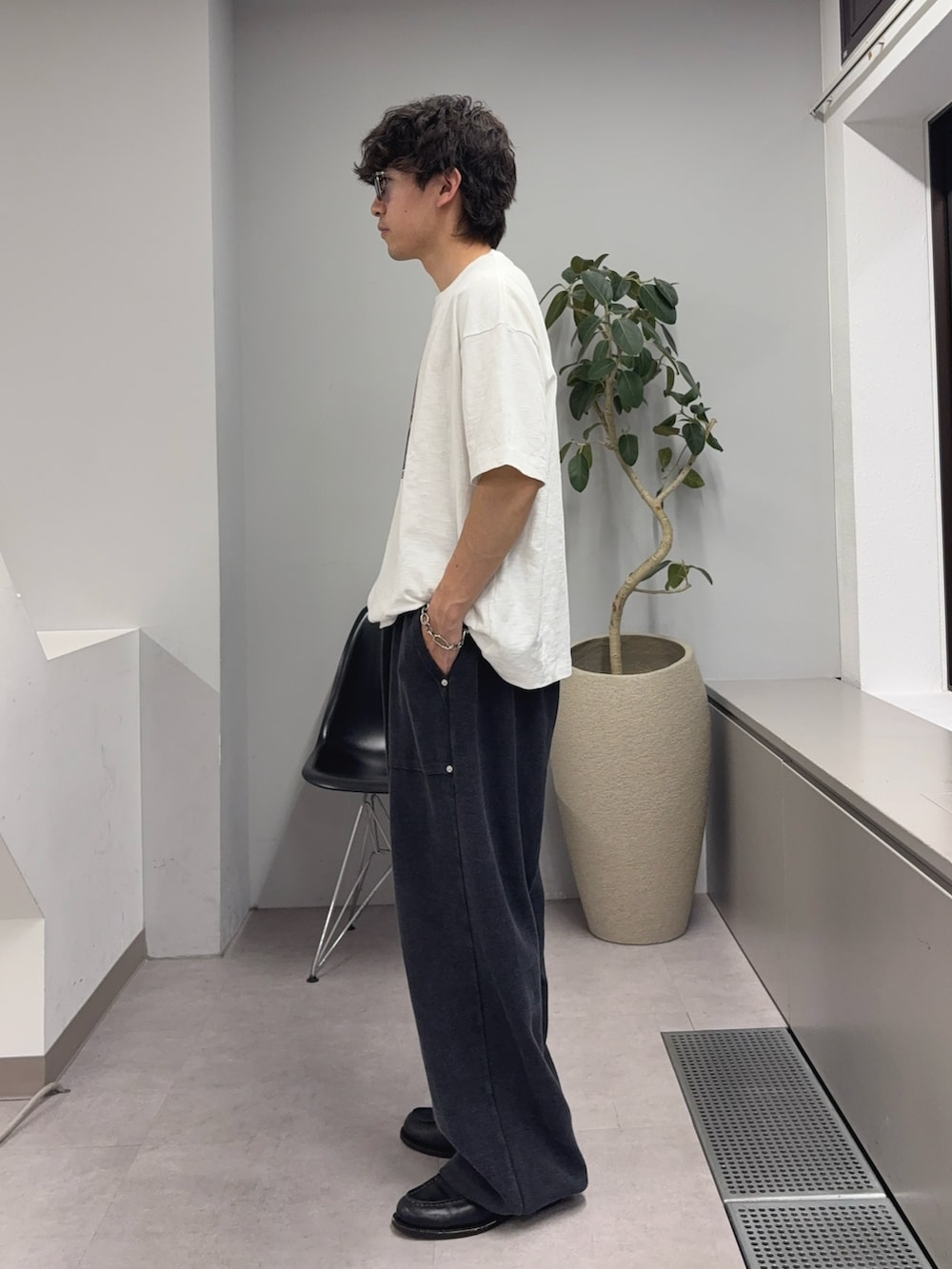 ホワイト系のTシャツ/カットソー、ブラック系のスウェットパンツを着用したメンズの春コーディネートの2枚目の写真