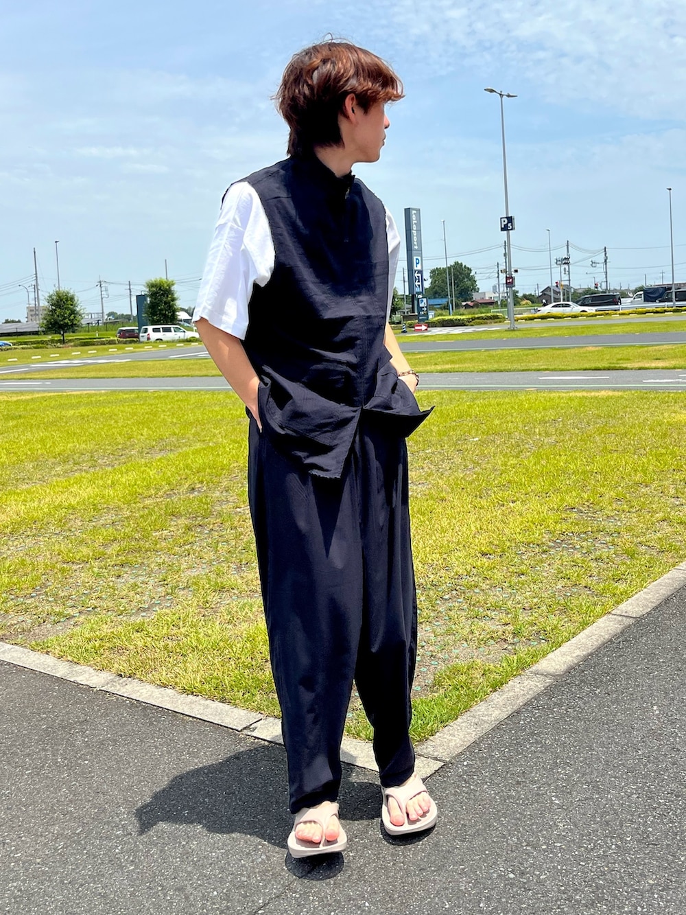 ホワイト系のトップス、ブラック系のベスト、ホワイト系のTシャツ/カットソーを着用したメンズの夏コーディネートの2枚目の写真