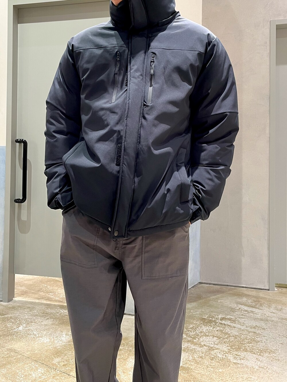 グレー系のスニーカー、グレー系のその他パンツ、グレー系のスウェットを着用したメンズの冬コーディネートの3枚目の写真