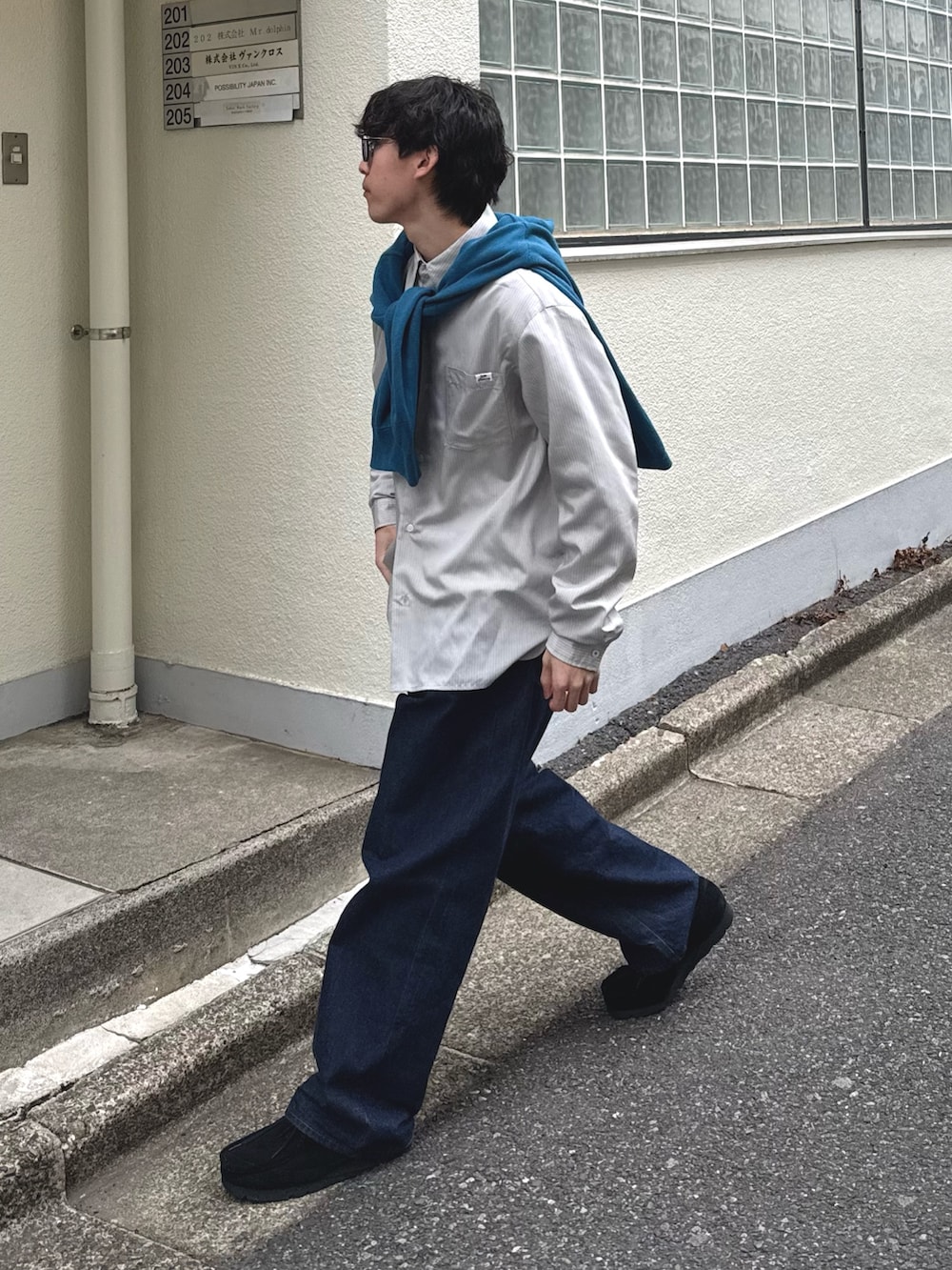 グレー系のシャツ/ブラウス、ブルー系のニット/セーターを着用したメンズの冬コーディネートの2枚目の写真