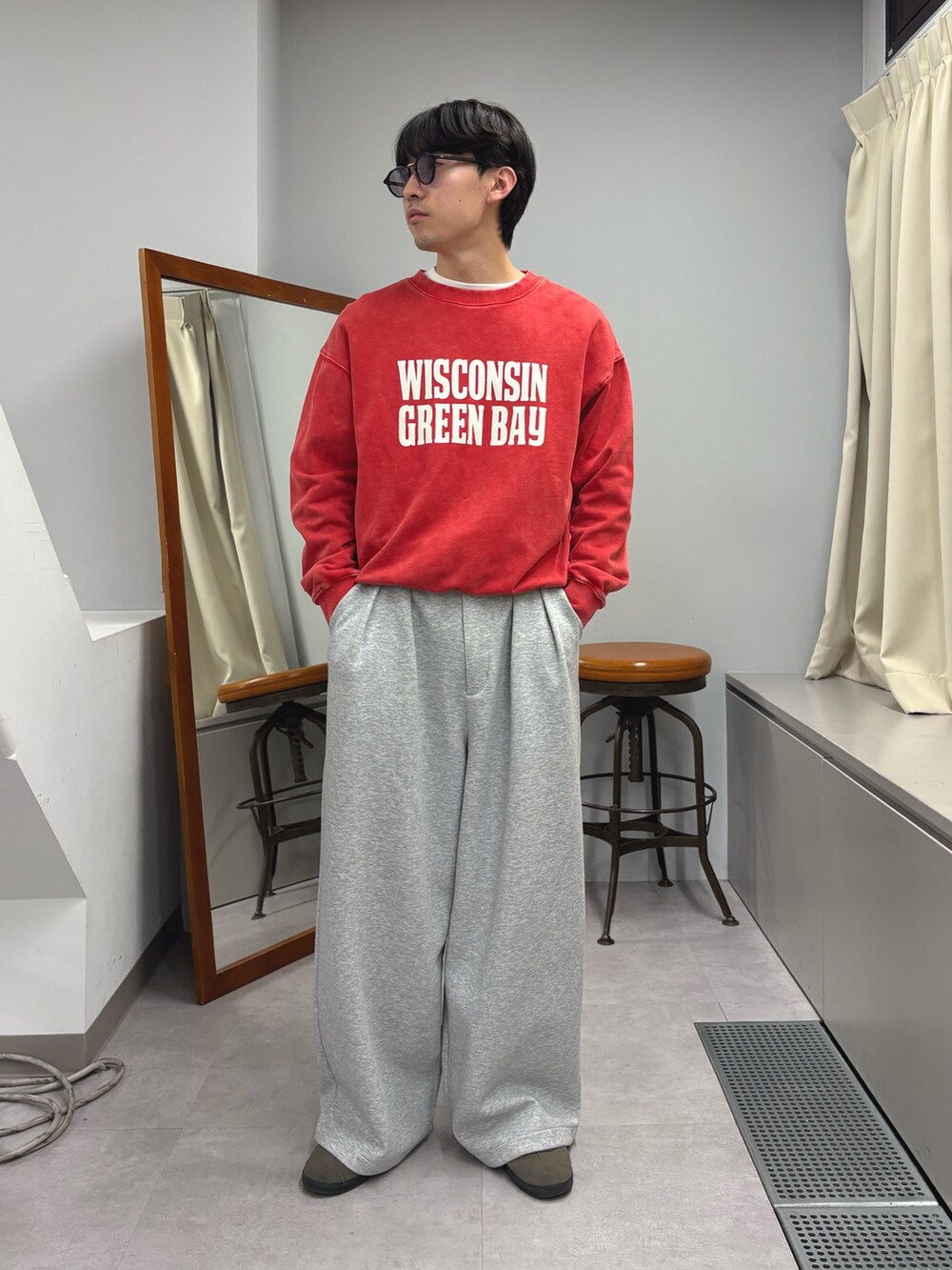 ブラック系のダウンジャケット/コート、レッド系のスウェット、グレー系のその他パンツを着用したメンズの秋コーディネートの3枚目の写真