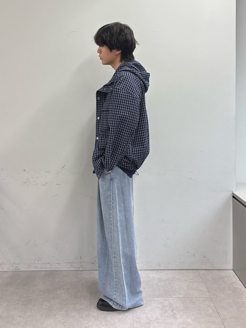 ブルー系のパーカー、ブルー系のTシャツ/カットソー、ブルー系のデニムパンツを着用したメンズの春コーディネートの2枚目の写真