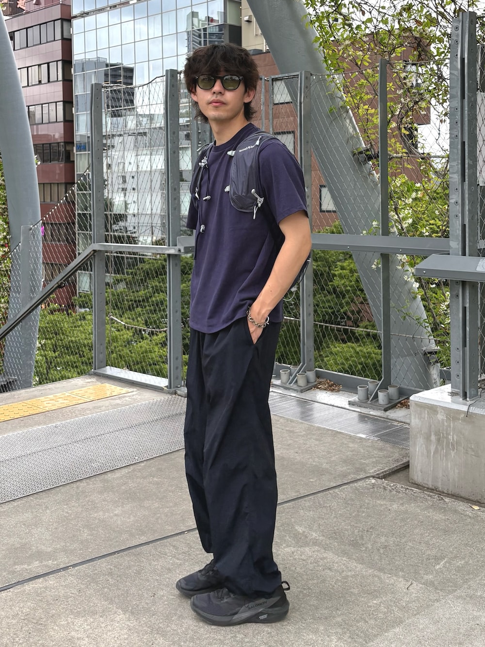 ブルー系のTシャツ/カットソー、グリーン系のサングラスを着用したメンズの春コーディネートの2枚目の写真