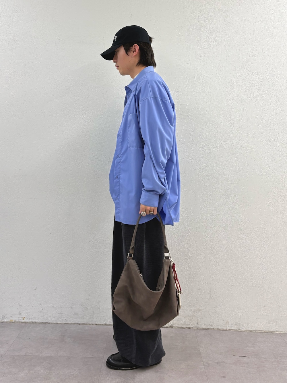 ホワイト系のTシャツ/カットソー、ブルー系のシャツ/ブラウス、ブラウン系のトートバッグを着用したメンズの春コーディネートの2枚目の写真