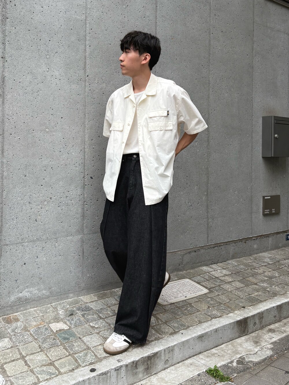 ホワイト系のシャツ/ブラウス、ホワイト系のタンクトップ、ブラック系のデニムパンツを着用したメンズの春コーディネートの2枚目の写真