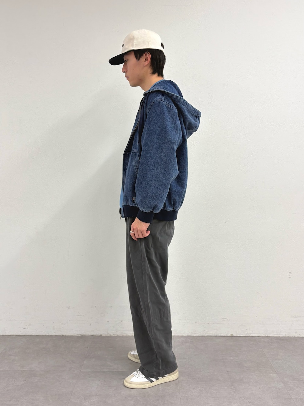 ブルー系のデニムジャケット、ブルー系のニット/セーター、グレー系のその他パンツを着用したメンズの冬コーディネートの2枚目の写真