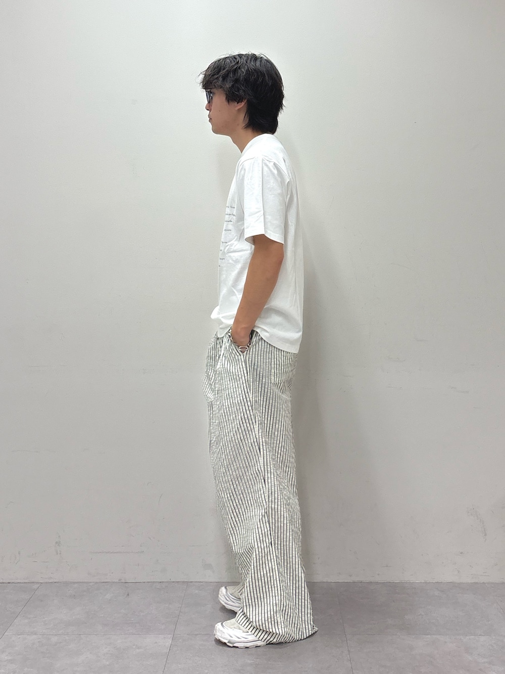 ホワイト系のTシャツ/カットソー、ホワイト系のその他パンツを着用したメンズの夏コーディネートの2枚目の写真