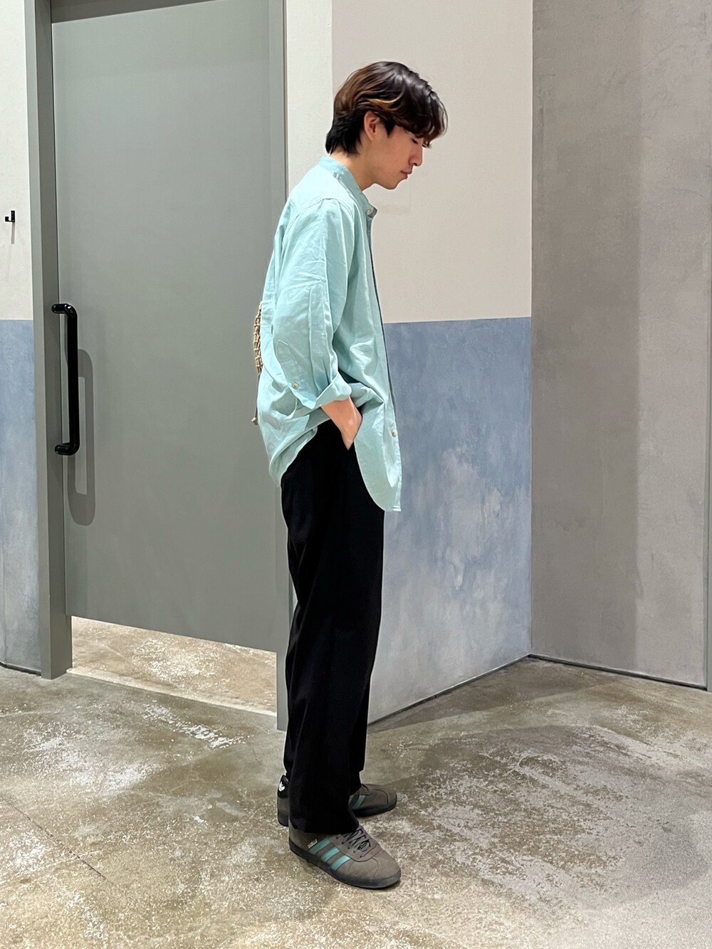 ブラック系のその他パンツ、グレー系のスニーカー、ベージュ系のショルダーバッグを着用したメンズの夏コーディネートの2枚目の写真