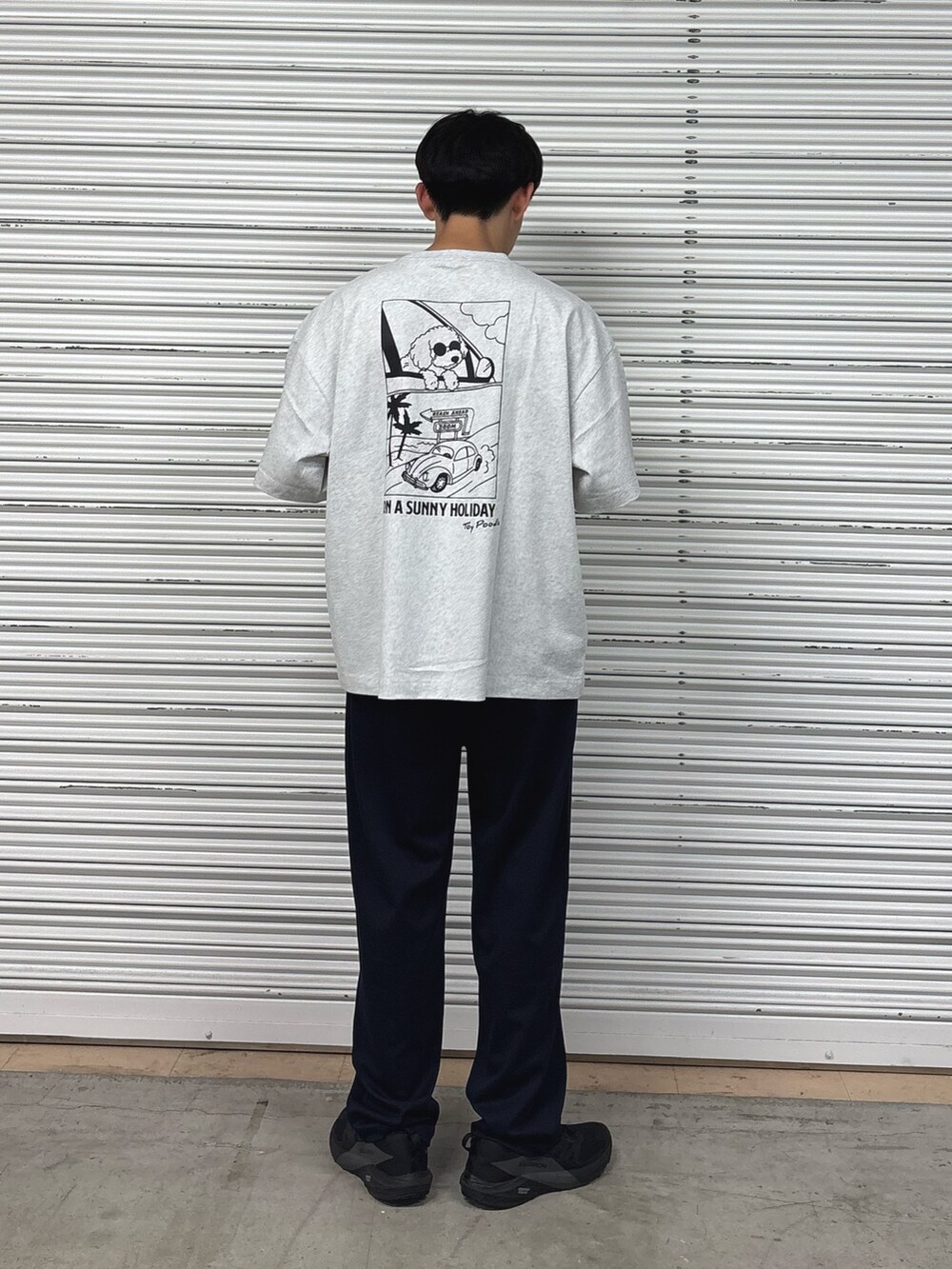 グレー系のTシャツ/カットソー、ブルー系のスラックスを着用したメンズの春コーディネートの3枚目の写真