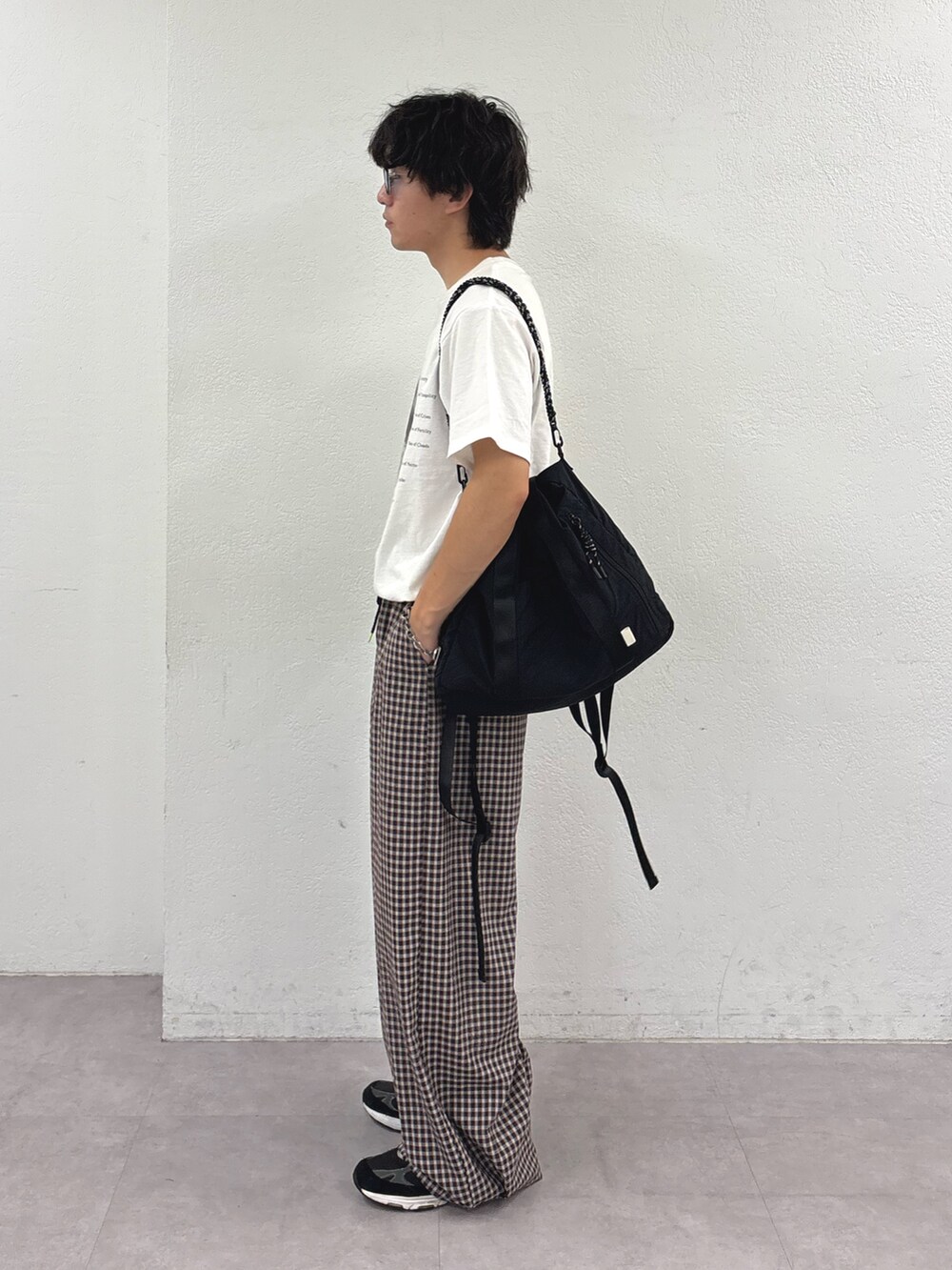ホワイト系のTシャツ/カットソー、ブラック系のトートバッグ、ブラウン系のその他パンツを着用したメンズの夏コーディネートの2枚目の写真