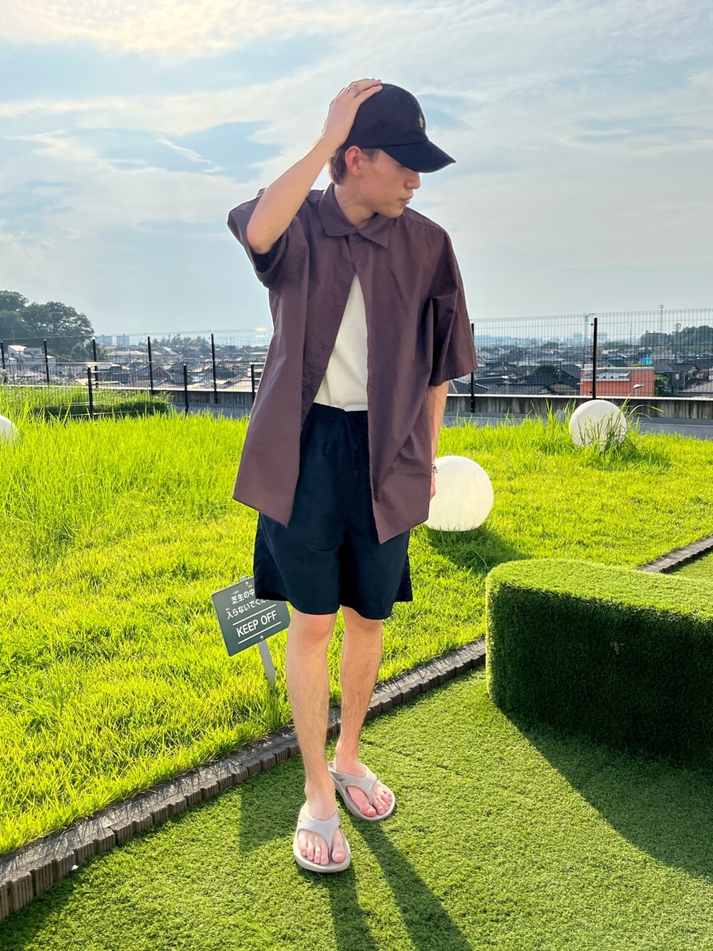 ホワイト系のタンクトップ、ブラウン系のシャツ/ブラウス、ブラック系のパンツを着用したメンズの夏コーディネートの3枚目の写真