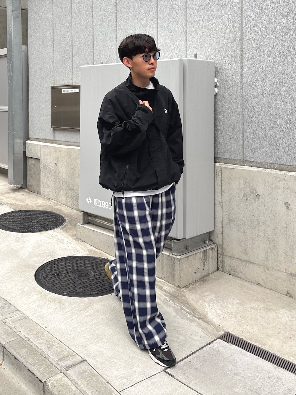 ブラック系のナイロンジャケット、ブルー系のその他パンツを着用したメンズの春コーディネートの2枚目の写真