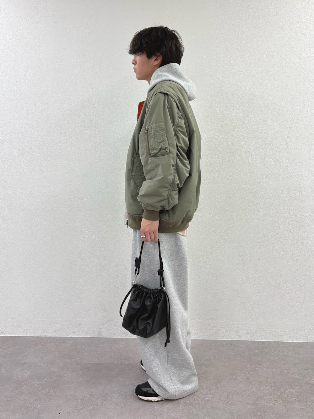 グリーン系のMA-1、ピンク系のシャツ/ブラウス、グレー系のその他パンツを着用したメンズの冬コーディネートの2枚目の写真